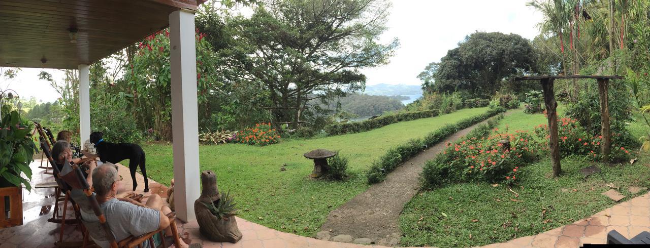 Chalet Nicholas Bed & Breakfast Nuevo Arenal Exterior photo